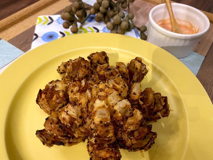 衣サクサク、中身シャッキっと食感を楽しめるパーティレシピ！ こんにちはHITOOMOIです🌷 今回は玉ねぎを2個使用した「丸ごとオニオンフライ」の紹介です！玉ねぎが傷む前に消費したい方必見👀 ---HITOOMOIの大量消費レシピ🔥--- 冷蔵庫に眠っていた玉ねぎを発見