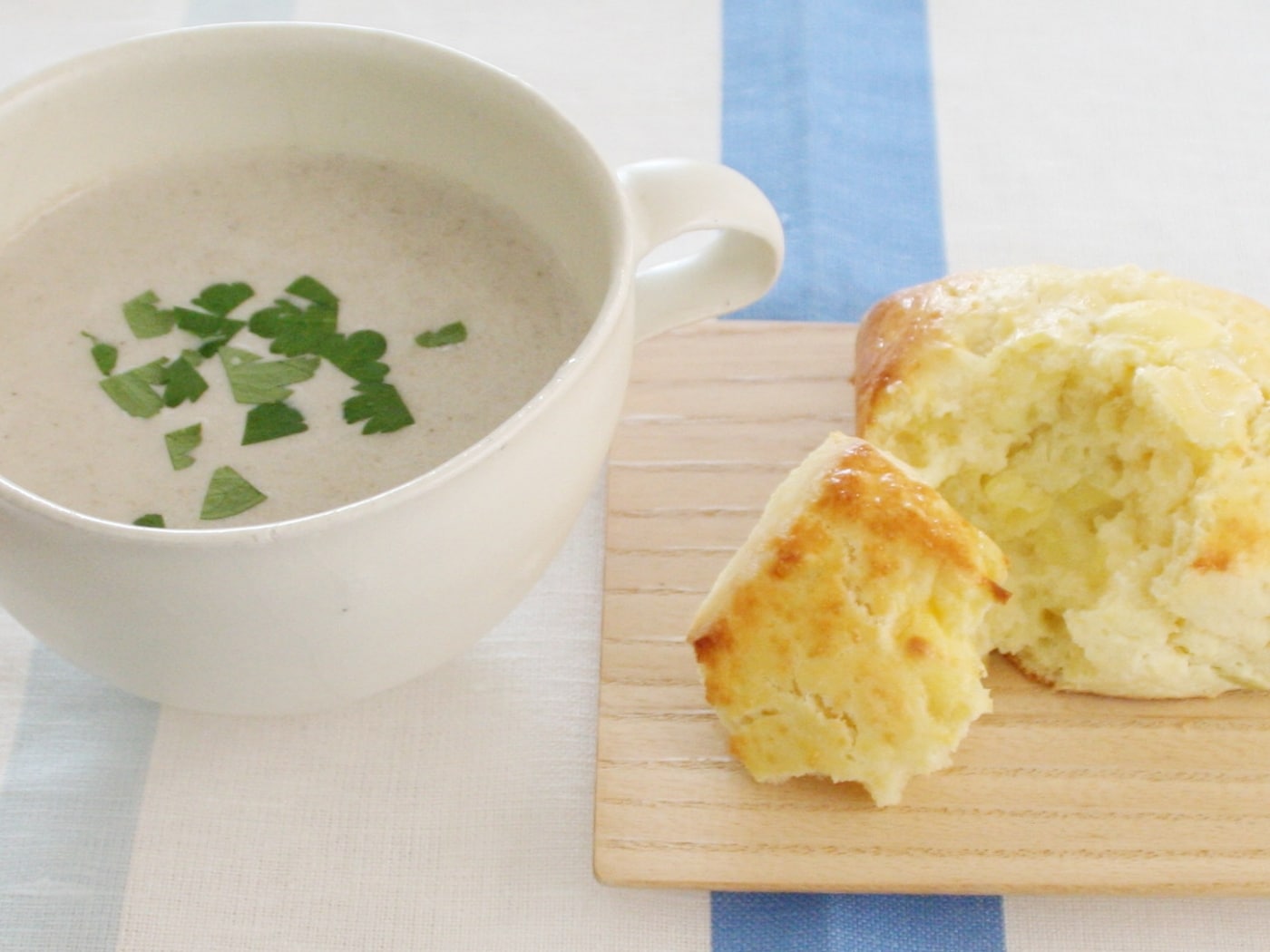 イギリス流スコーンの食べ方！本場のティータイムに欠かせない - macaroni