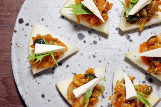 チーズを使ったおつまみレシピ⑤ ブルーチーズソースをかけた豚肉とりんごのロースト