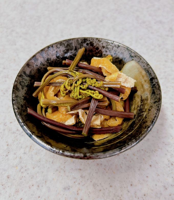 破竹、わらび、ふきの煮物」苦みの三色盛りです。男の手料理です。別々にアク抜きして下ごしらえです。破竹、わらび、油揚げ の順に入れて煮ます。ふきは別に煮込んだものを最後に混ぜ合わせ煮ます。煮すぎないことで山梨県の古民家和み庵