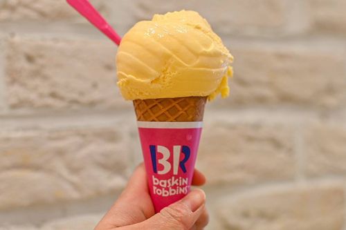 バレンタインマカロン2025♡ ダスティピンクと赤寄りのワインレッドの2色のマカロンで、落ち着いた色合いの大人可愛いBOXとなっております💖BOX内容左上1段目 ＊生キャラメルショコラ くまさん＊メープルショコラ プレゼント＊ドバイチョコ ピスタチオチョコ