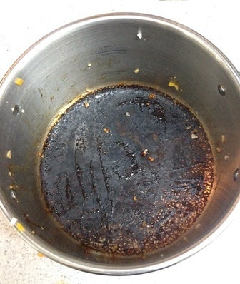 TikTokで話題 おうちにある材料でフライパンの裏の焦げ付きが落ちる!? 本当にキレイになるのか試してみた！Pouch ポーチ