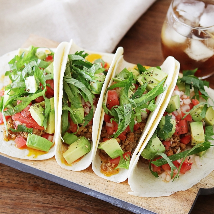 焼きえびとアボカドのタコス