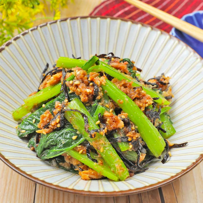 簡単和食おかず！作り置きにぴったりで茎まで味しみ！小松菜と油揚げの煮びたしの作り方