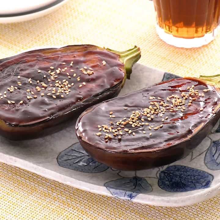 ナスでお肉を挟んで焼きました🍅とても美味しかった〜 米ナスなど大きなナスで作るのもおすすめです。🍆♡ みなさまの好きなナスの食べ方あればコメントで教えて下さい🤭リクエストでも🤭🌼そして1週間、お疲れ様でした🧀🤎おうちごはんおうちカフェおうち