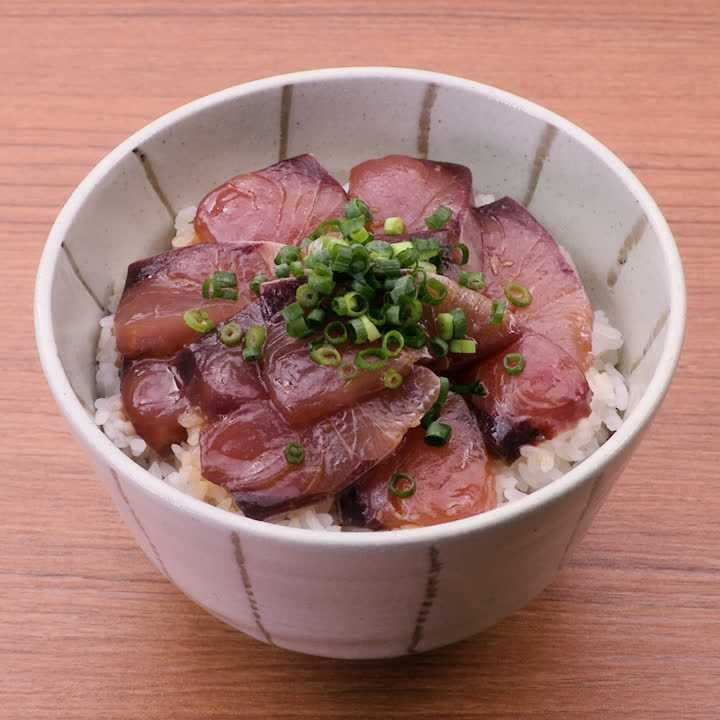 朝「サーモン」をめんつゆごま油に漬けるだけ！夕食は冷蔵庫から出すだけの「サーモンのめんつゆ漬け」