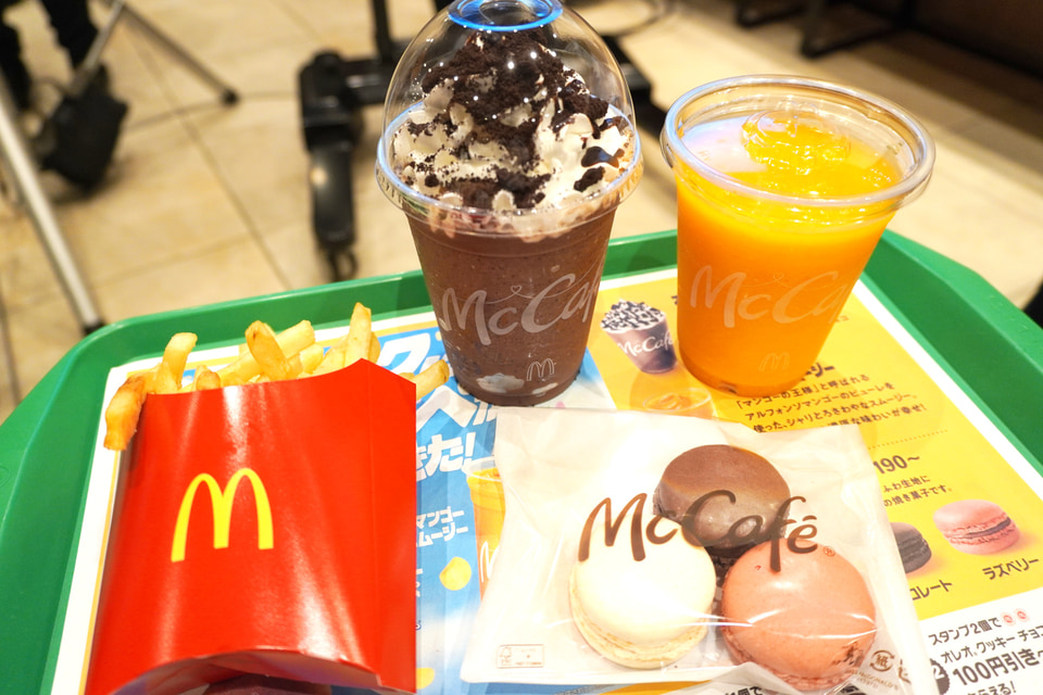 マックカフェのスムージー店舗紹介群馬県内で初のオープンキッチン店舗です。商品の製造過程を見学できる楽しい店舗です。安全でおいしいメニューとうれしいバリューを御用意しております。 - - - - - - - - - - -- - - - - - - - 今回紹介するのは マックカフェの