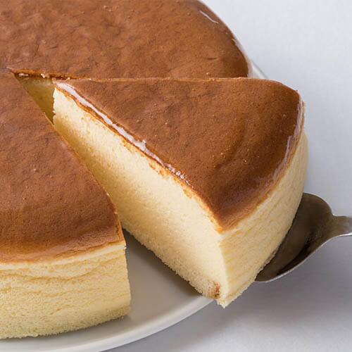 かぼちゃのチーズケーキ チャイホイップのせまったり甘い濃厚チーズケーキ。スパイスが香るチャイティーのクリームをアクセントに。chano-maでひと足先に秋を感じてはいかがでしょうか？🦔🍁🍂chanomachanoma秋葉原秋葉原グルメ秋葉原秋葉原カフェ秋葉原