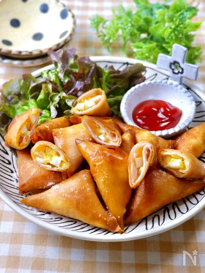 春巻きの皮が とっくに賞味期限切れ。 半分にに切って 溶かしたチョコ塗って くるくる巻いて オーブンで焼いたら バリバリの 美味しいお菓子になりました。チョコ足りなくて、 バジルソースとパルミジャーノレッジャーノで くるくる巻いて焼いたやつも作ったら、 こっち