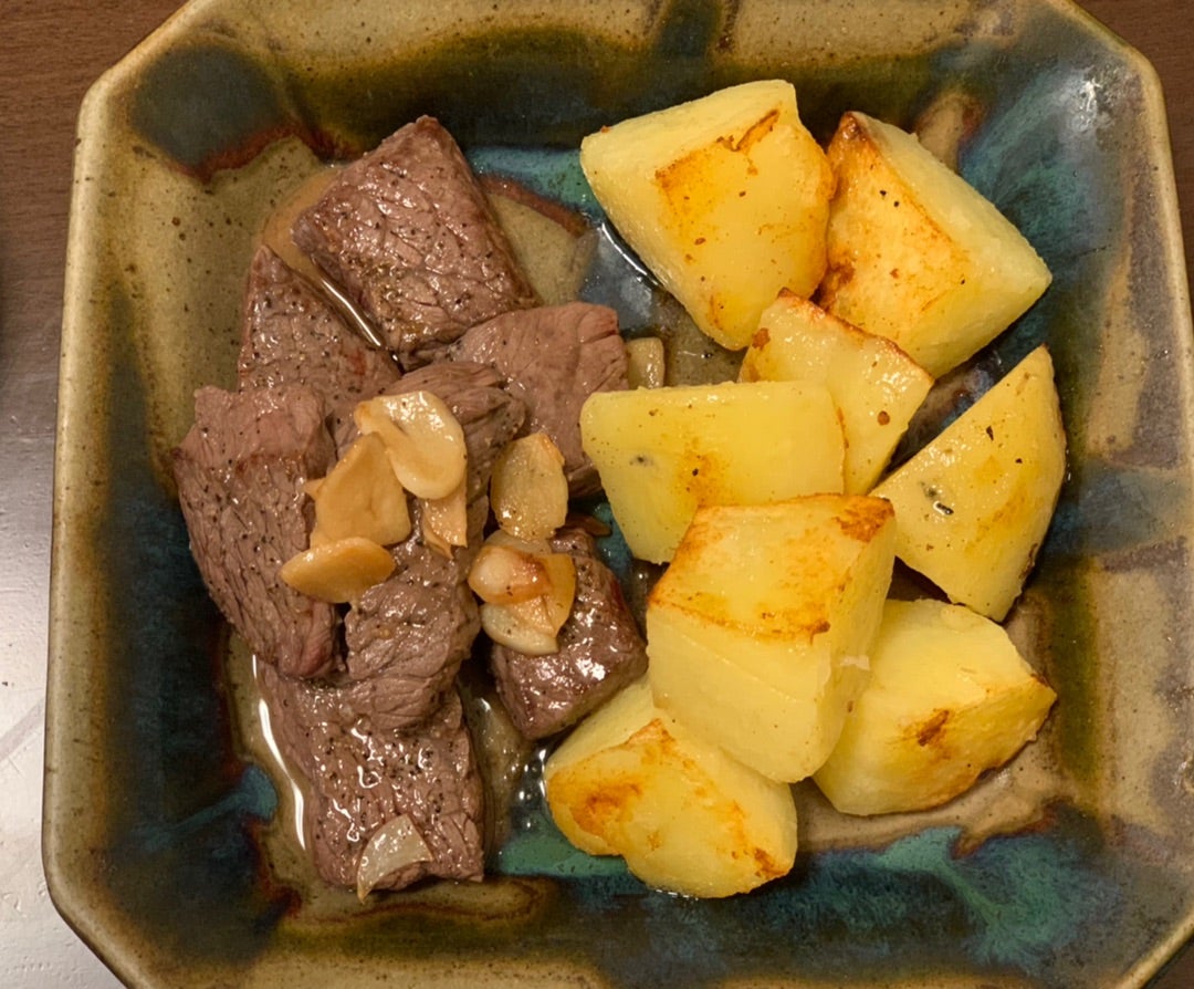 今日の夕食 サイコロステーキ 付け合わせのサラダ ごぼうのサラダ フルーツ玉葱のスープ もち麦入り胚芽米 ふわ猫はなちゃんSnapdish スナップディッシュID:qbW9ya