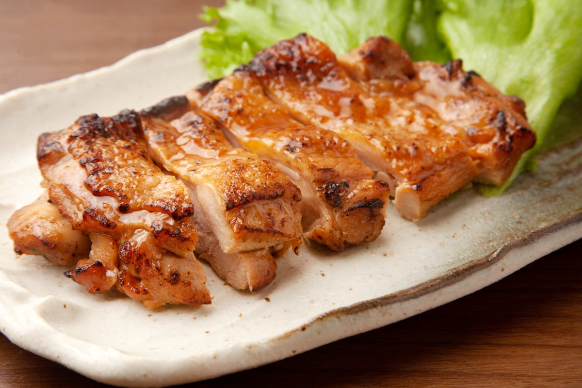 タレと塩で味比べ！初音の鶏もも肉の塩焼き＆たれ焼き ６本セット 肉料理 鶏肉 鶏もも塩 鶏ももたれ 簡単調理 クリスマス 骨付き肉 人気 料理 セットお正月 イベント - 高知県室戸市ふるさとチョイス - ふるさと納税サイト