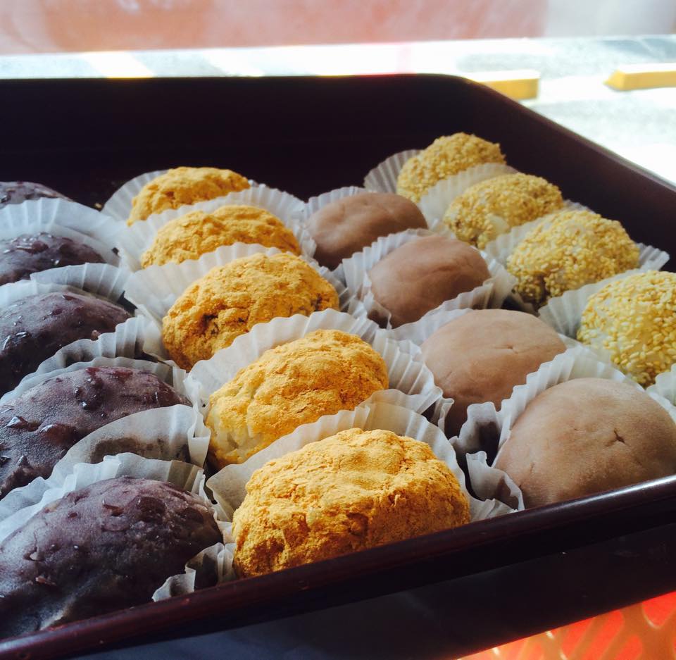 お買い得商品のご案内です！桜もちの３種セット ４個入 ２７０円桜もち １２個入 ５００円３種セットには桜もち２個と桜おはぎ１個生地が外側のこしあんおはぎ１個です。 どちらも賞味期限が３月１日までとお近くなっております。 北海道はまだまだ寒いですが