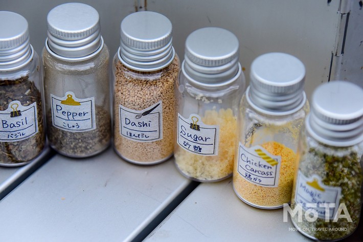 Amazon3個 調味料入れ 調味料ポット 調味料ストッカー おしゃれ ガラス製 スパイスボトル 保存容器 調味料ボトル スプーン付き キッチン収納コショウ 砂糖入れ おしゃれ 調味料保存 湿気防止 パッキン付 薬味入れ スパイスボトル キッチン 家庭のキッチンに適してい