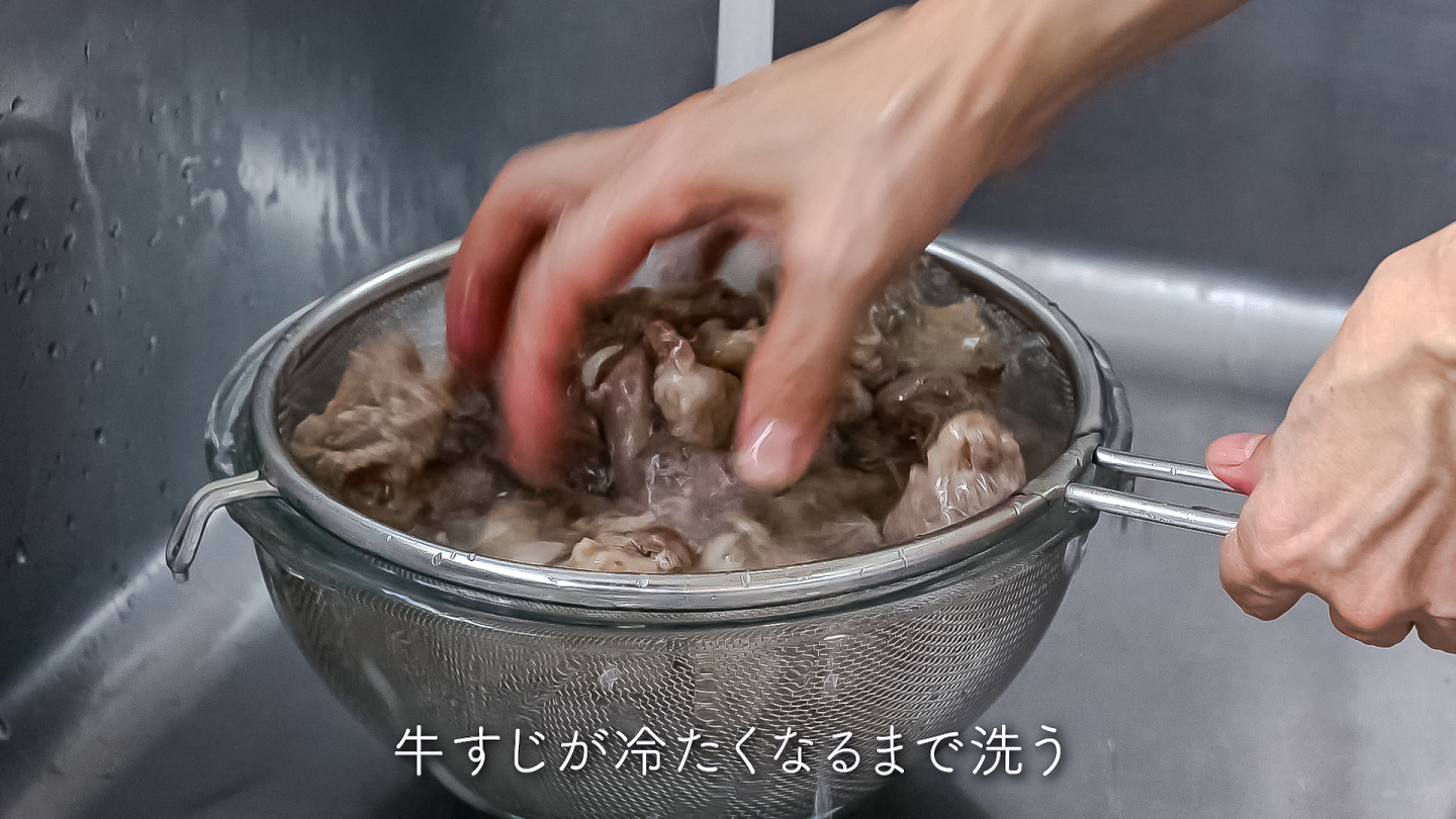 牛すじ大根塩煮込みの作り方☆下茹でしないで煮るだけ・超簡単で美味しい牛すじ煮込み・ 30分ちょっとで完成! 茹でこぼし無しだから旨味とコラーゲンたっぷり!!下処理無しの牛すじが美味しい