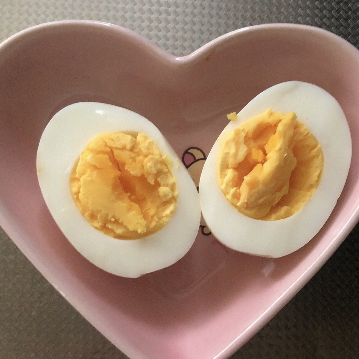 湯沸かしせずに、フライパンで”ゆで卵”を作る方法とは？「すごい！」「役に立つ！」クラシル