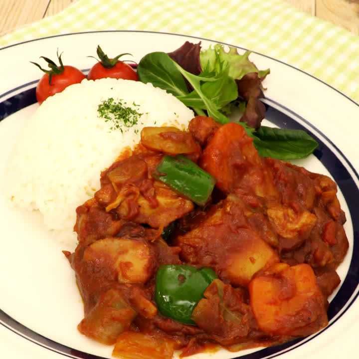 煮込んで旨みアップ！「100%トマトジュースカレー」は一度は食べたい濃厚さ！ - macaroni