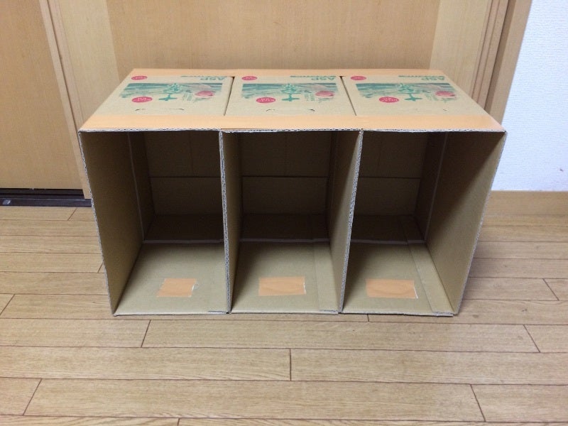 段ボールでおままごとキッチン』 段ボール以外の材料は、全て100均です2歳児になったら、キッチンを充実させてあげたく 段ボールでキッチン作りを計画。まずは近くの老人ホームで大きい段ボール📦 紙おむつ等をたくさんいただきました。 ↑ ※介護用の段ボールは