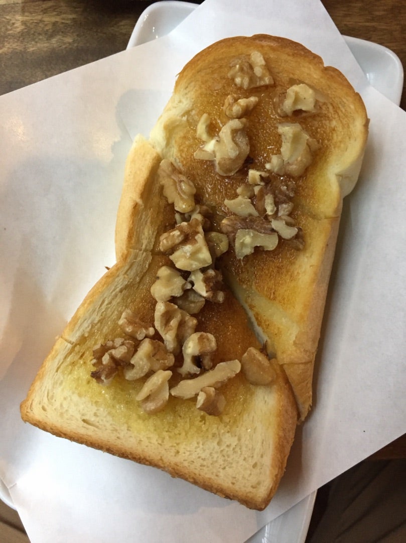 ハニーナッツおすすめ3選楽しみ方📝 ➀ バタートーストに バターとはちみつが じゅわ〜っとしみ込んだトーストに、 ナッツのカリッとした食感がマッチ！➁ サンドイッチに 酸味とコクのあるクリームチーズと はちみつのほどよい甘さが よく合います♩ マフィンや