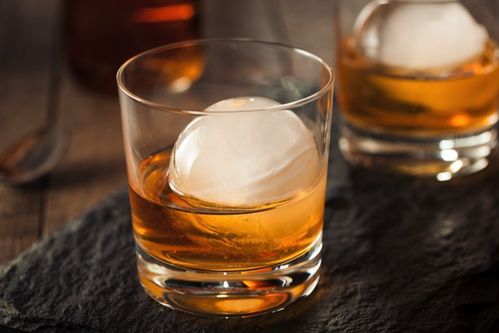 ロックで飲むべきウイスキーの銘柄10選おすすめのグラスや氷も紹介ご褒美のウイスキ