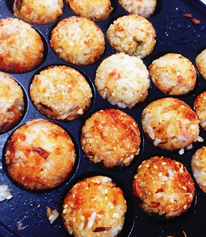 たこ焼きおにぎり･:* ごま油効果で, 冷めてもごはんが, しっとり美味しいから, お弁当にもおすすめ！,材料 ２人分, ⚪︎たこ 50g, ⚪︎酒小1, ⚪︎牡蠣しょう油小1, ※普通のしょう油でもOK, ⚪︎ごま油小1, ⚪︎ごはん茶碗2杯分,⚪︎揚げ玉大さじ2, ⚪︎かつお節適量, ⚪︎中濃ソース適量, ⚪︎青海苔適量,