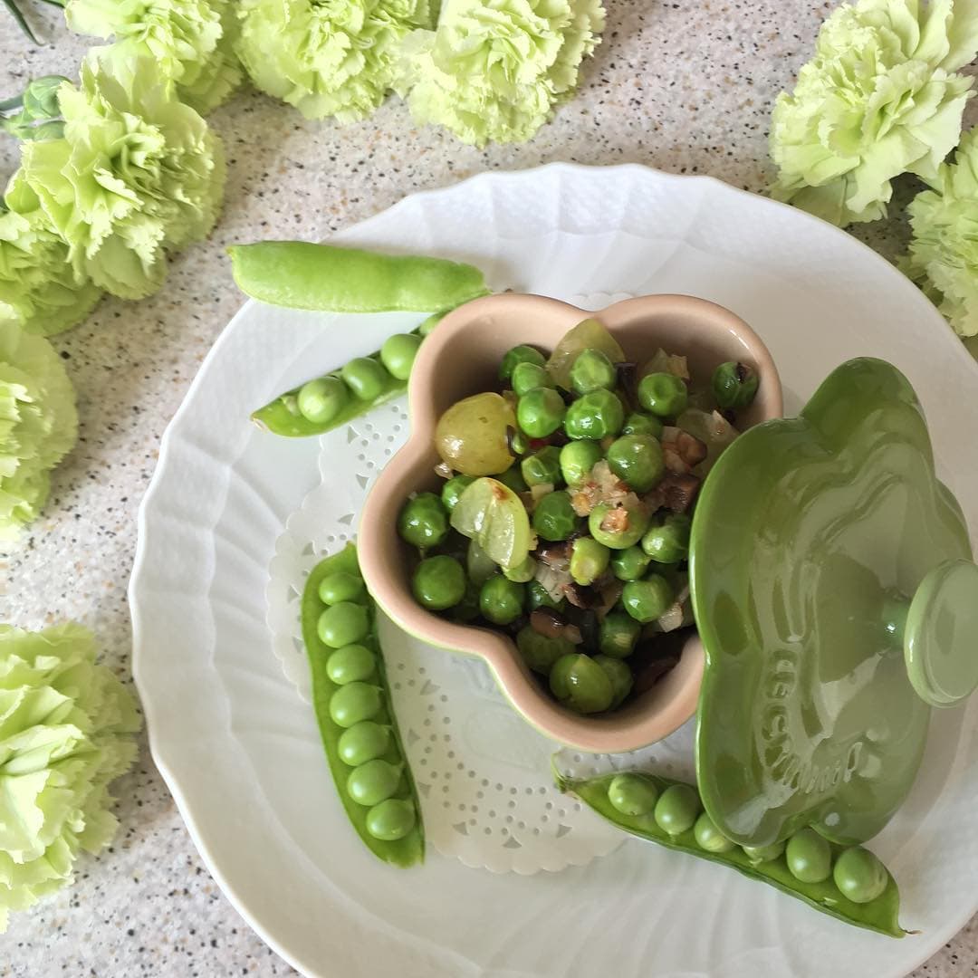 「サヤは捨てないで！」絶品豆ごはんの炊き方材料・グリンピース 中の豆だけで 150g程度 ・お米３合 ・塩13g ・昆布5cm ・お酒 大さじ2作り方①グリンピースのサヤと豆を分けます ②水７００ccでサヤを10分茹でたらざるにあげます③茹で汁に塩を加え、５分茹でたら火を止めてそのまま冷まします豆は入れたまま冷ますのがポイントです