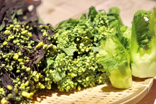 野菜とソーセージの串を準備して手のバーベキュー グリルの上に食べ物を焼き、夏の外の芝生の上でバーベキュー パーティー コンセプトの写真素材・画像素材Image 91254169