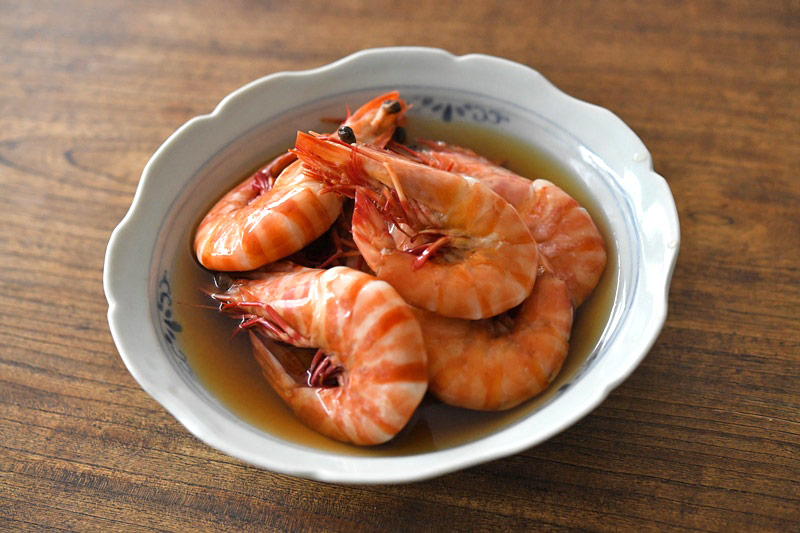 「エビのマヨチーズグリル」, 有頭エビが余ったらぜひ作って欲しい🦐, マヨネーズ×チーズが絶品！, エビのマヨチーズグリル🧀,お酒が進むこと間違いなしです😋, ----------------, 📝レシピ, ----------------, ＜材料＞, ・有頭エビ,・マヨネーズ大さじ1, ・ピザ用チーズ適量, ・黒胡椒適量, ＜作り方＞, ①エビの背わたを取り汚れを水で流す,