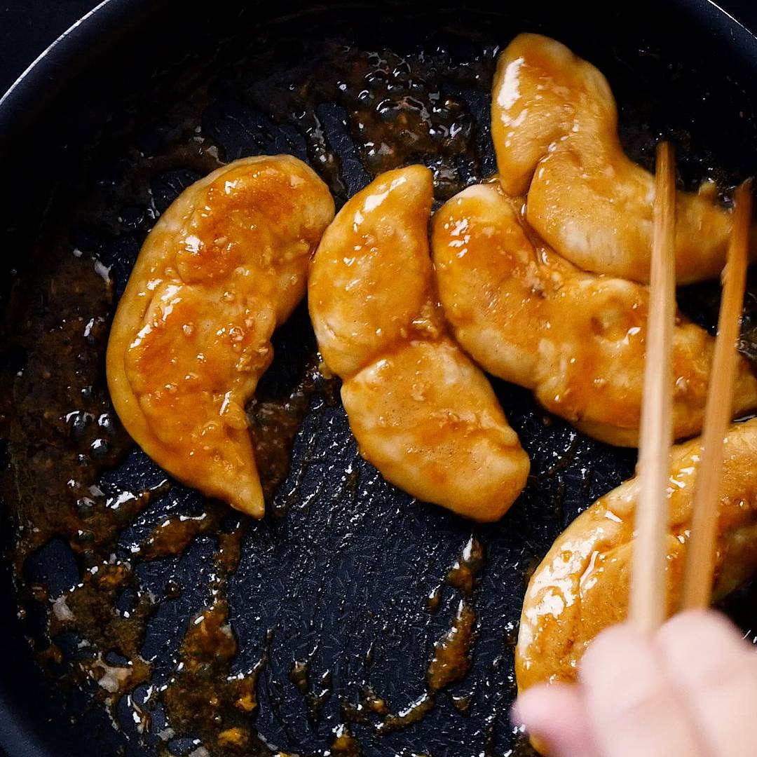 ミルククリームソースのせた鶏ささみステーキ作り