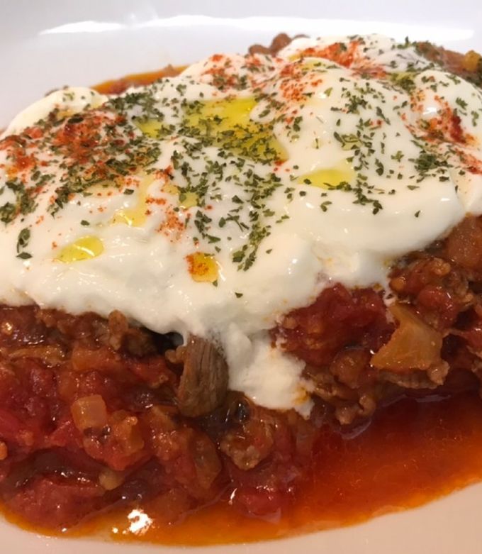 トルコの伝統的なイスケンデルケバブヨーグルトPremium写真