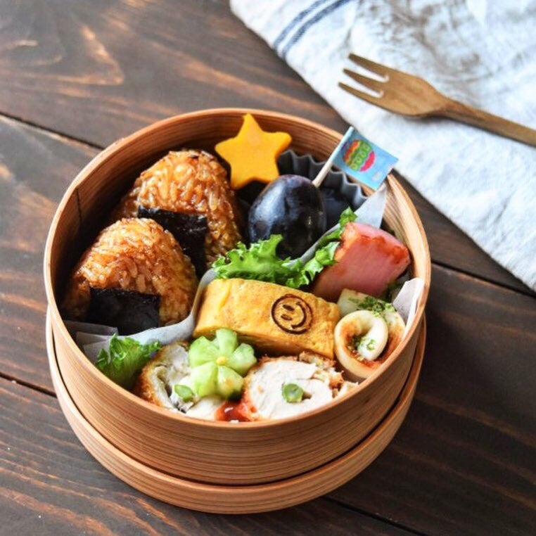 今日から幼稚園の保温庫でのお弁当温めが始まります！初日は焼きおにぎり弁当。 次女が先生からお弁当温めの説明を受けたみたいで「つぎからお弁当 あったかいんだって！おにぎり入れたら焼きおにぎりになるんだよ！」🤔？？ 焼きおにぎりにはならないんじゃない？白いご飯