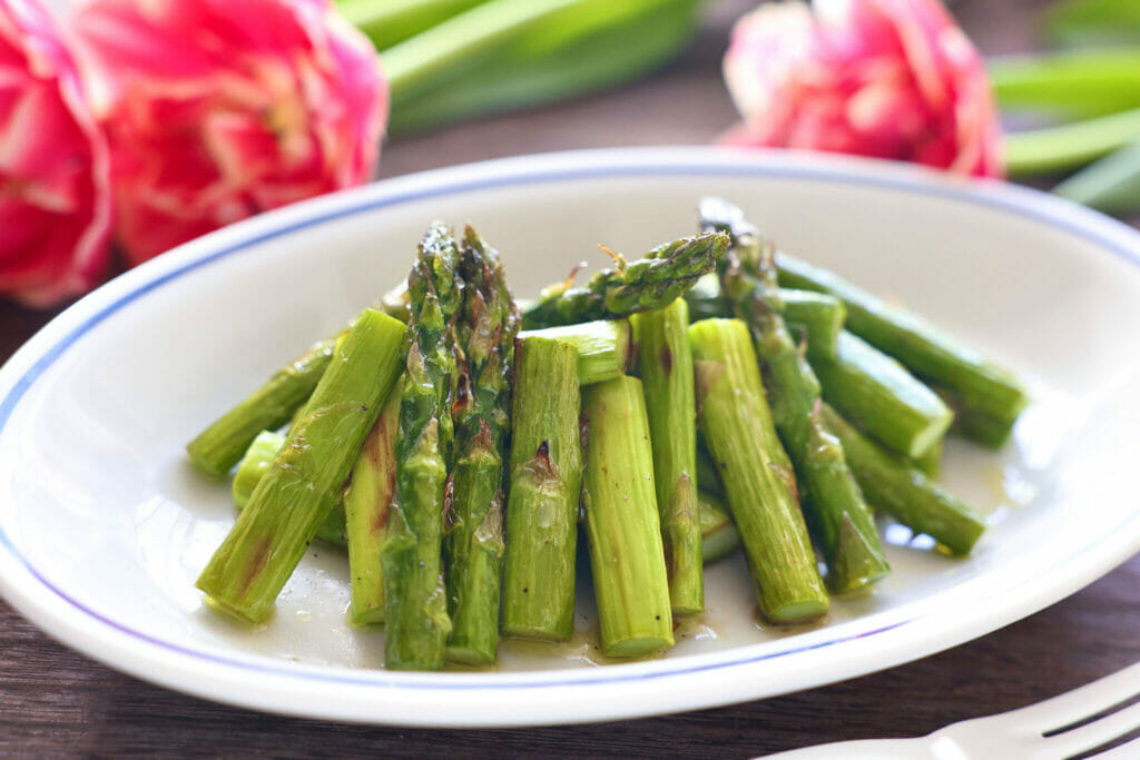「アスパラガスのおひたし」のレシピ。食感と旨味を引き出すコツとは