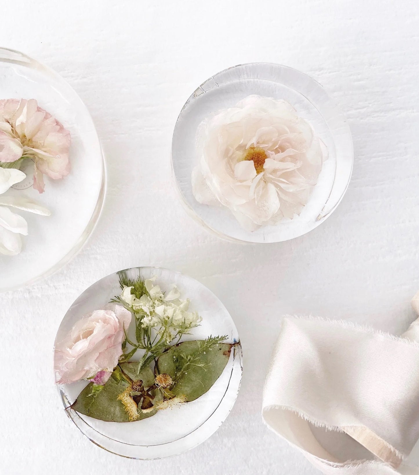 かすみ草ブーケの保存 シンプルなホワイトフレームにリボンやラッピングもプラスして – 岐阜県可児市ブーケ保存 加工専門店『hanakanzashi 花かんざし 』