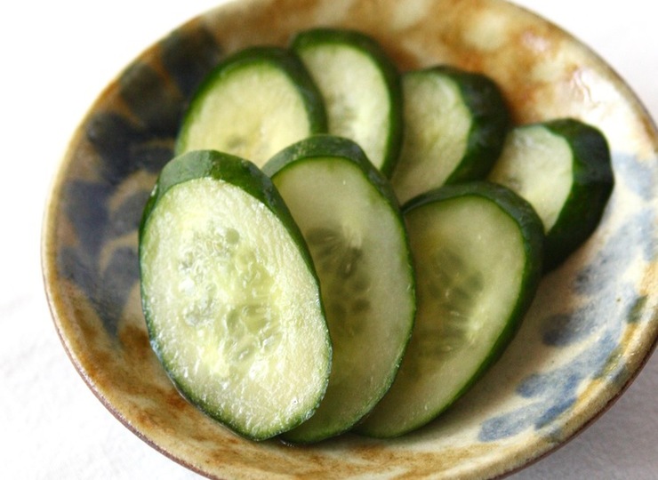 昆布と鰹の旨みを感じる にんにくポン酢と塩昆布のきゅうり漬け