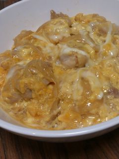 fu_funogohan2025.08 夫👨 ・親子丼 ・馬刺し ・じゃこキャベツのごま油あえ 今日は何かどんぶりが食べたい！とリクエスト。ふわふわたまごにしっとり玉ねぎ、 ぷりぷり鶏肉にお出汁がきいていてほっこり。 妊娠中避けていた生肉。 大好物の馬刺しで解禁しました