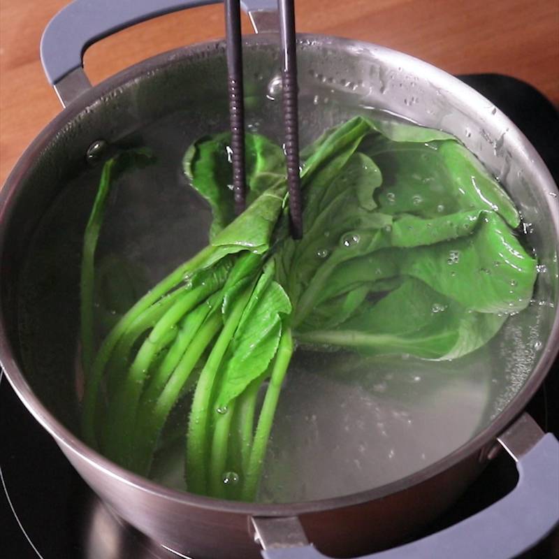 鶏と小松菜で我が家伝統 お雑煮 の作り方クラシル