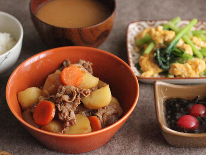 王道肉じゃがの献立 副菜：エリンギのホタテ風ソテー、汁物：「具たっぷり味噌汁」小松菜とねぎ 献立・メニュー 味の素パーク たべる楽しさを、もっと