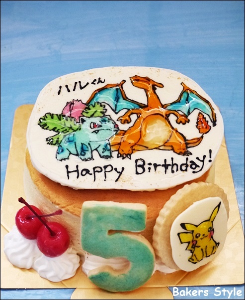 先日のオーダーケーキ♡ ＊ ＊ リクエストはポケモンのチョコプレート♡と、 チョコ生クリームと苺のケーキ♡ ＊ ＊今回もドキドキしながら、思ってるのより50%以上下手なのを想像してね！😂と作る前から言い訳が始まるチョコプレート🙇⋱ ・ なかなか細かいソルガレオ