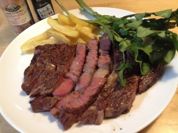 衝撃 『ピーター・ルーガー』のシェフに聞いた、スーパーのステーキ肉を自宅で美味しく焼く方法！ 最後は “魚焼きグリル” で仕上げるロケットニュース24