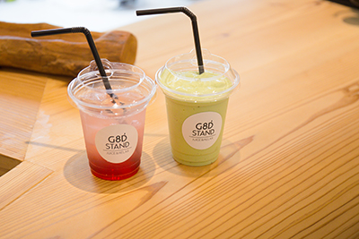 ⁡, ⁡, ⁡, ⁡, ティードリンク・ソフトクリーム店, MIXUE横浜中華街店初出店ということで, プレオープンに行ってきました🍦, ⁡,ミルクティー大好きなんだけど, やっぱり暑い日はフルーツティーが, 飲みたくなる😌🍓, ⁡, お店の看板キャラクター,スノーキングの登場にこっちゃんは, 大喜びでした🤣⛄️, ずっとカワイイ、友達になりたいって,