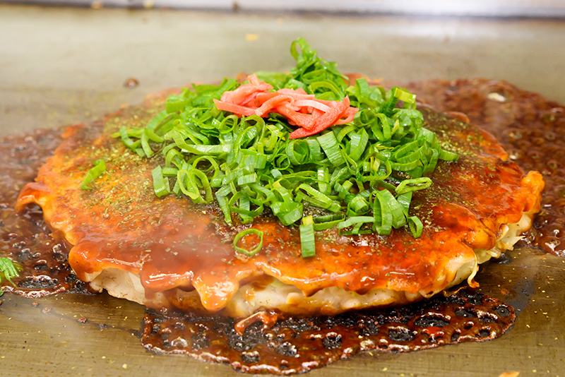 岡山県備前市日生町にある『お好み焼 まるみ』に行きました。 日生 ひなせ は牡蠣が有名で、牡蠣入りのカキオコが有名です。何店舗化行ったことがあるのですが、『まるみ』さんは初めてです。 牡蠣の量が3倍の「かきおこ スペシャル」と「かきのネギ焼」を注文しました