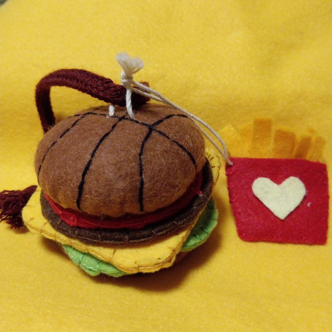 ハンドメイド バスケットボール フェルト お守り 部活お守り バスケハンバーガー フェルトお守り 部活お守り 手作りお守り - メルカリ