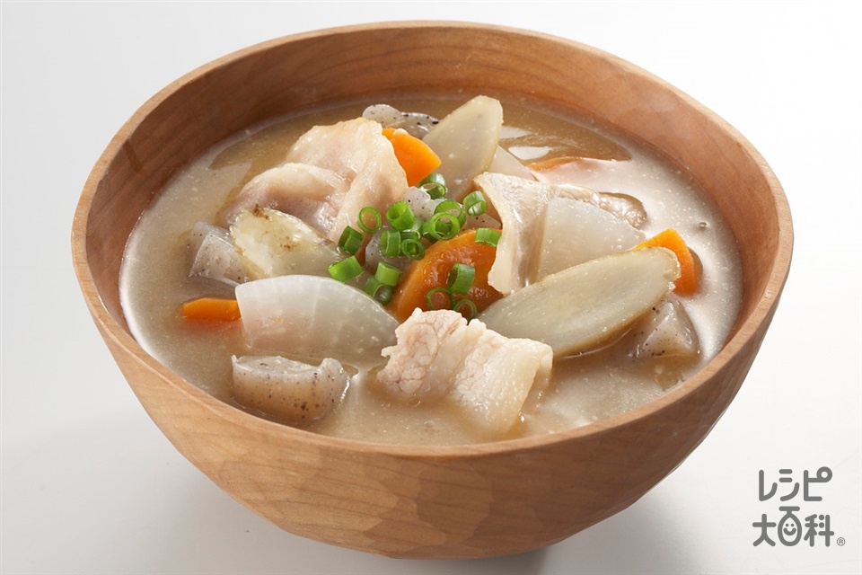 具材たっぷり！じゃがいもと玉ねぎの豚汁風