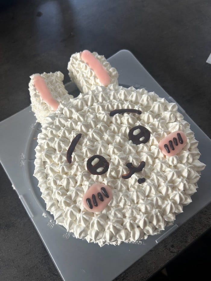 ちいかわのクリスマスケーキを予約できなかったけど半額で買えたから食べてみた！ セブンイレブンのやつ – 連載JP