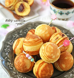 ベビーカステラ食べたい！という方 😍 でコメントしてね！ ----- 𝗧𝗢𝗗𝗔𝗬'𝗦 𝗥𝗘𝗖𝗜𝗣𝗘『ベビーカステラ』 お祭りの 屋台でよく見かける ベビーカステラ🍿✨ おうちで手軽につくってみましょう！ ふんわりと香るアーモンドが 食欲をそそります😍 おやつの時間に 夏