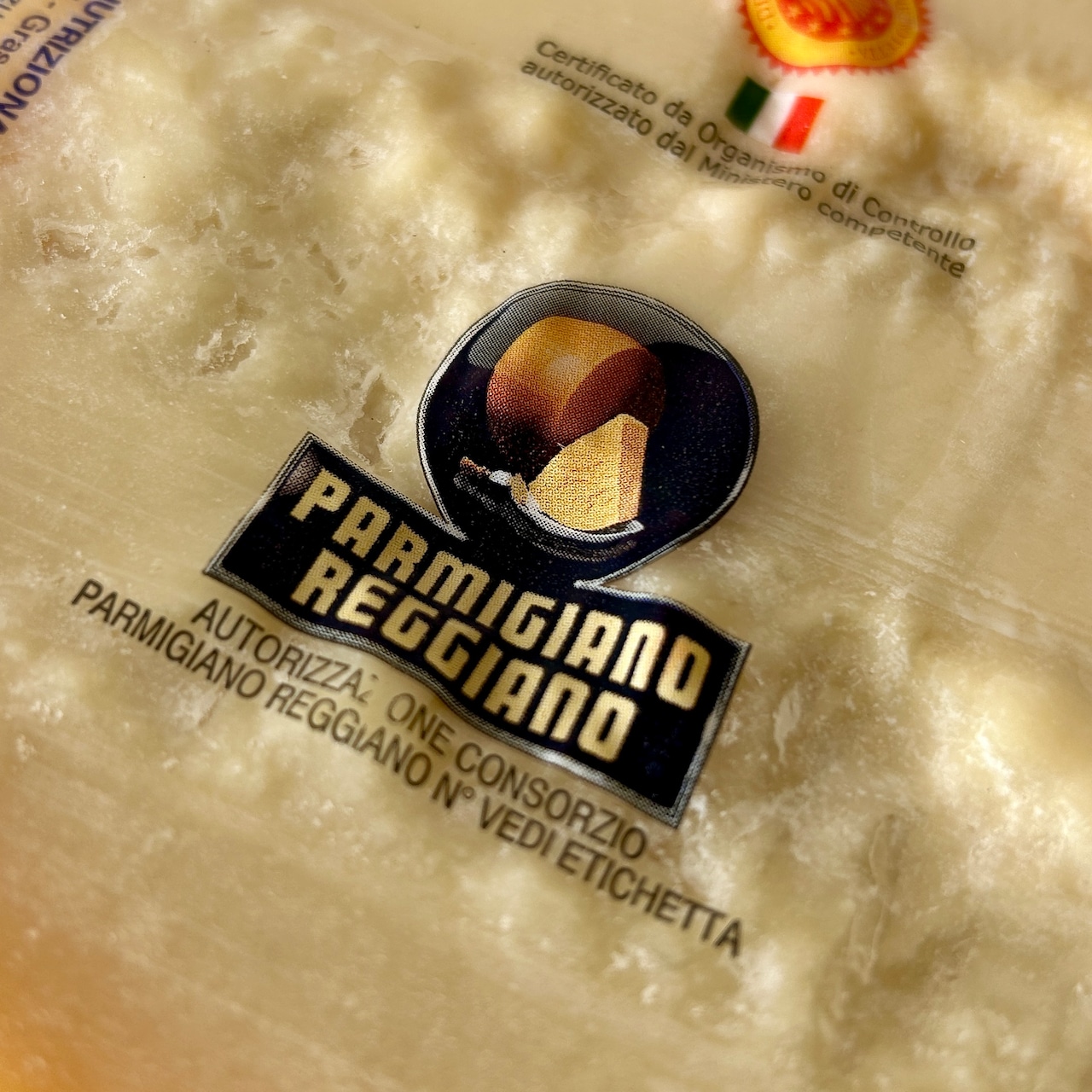 パルミジャーノ・レッジャーノはドライフルーツやナッツ類との相性抜群！このように一口大に「割って」、カッティングボードに無造作に乗せるだけで、素敵な おつまみプレートの出来上がりです♬