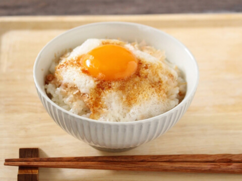 松屋の「玉子かけごはん生玉子 とろろ 」を忙しい朝に頂く‼️ - YouTube