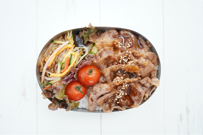 ４月１５日 牛カルビ焼肉弁当 と あんぱん夫婦わっぱ