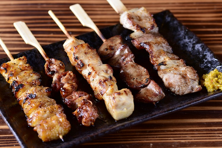 皆さんこんにちは😃 やきとりおいちゃんです！ 屋台村のドリンクに続き、ジャンボ串焼きもはじめました！ 味は間違いなし！ 是非ご来店下さい😊