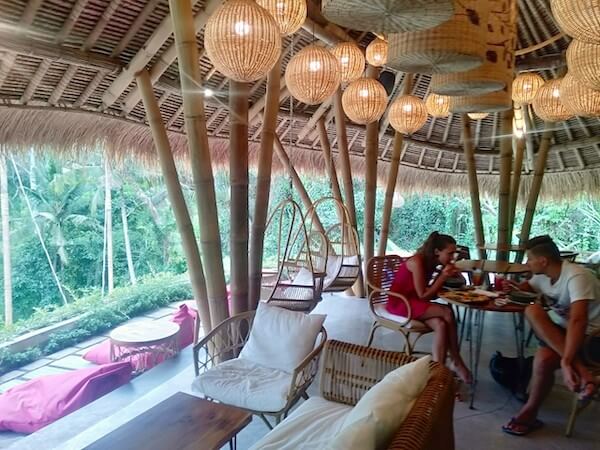 テガラランのライステラスが見渡せるウブドの「ティスカフェ」チェックインバリ＋