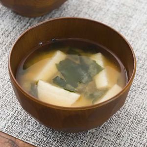 玉ねぎ、にんじん、わかめのみそ汁赤ママWEB